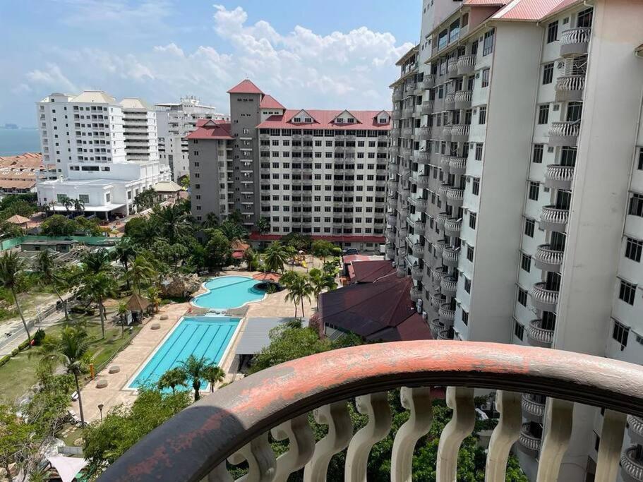 12pax Seaside 3r3b,wifi,beach,pool,bbq Port Dickson